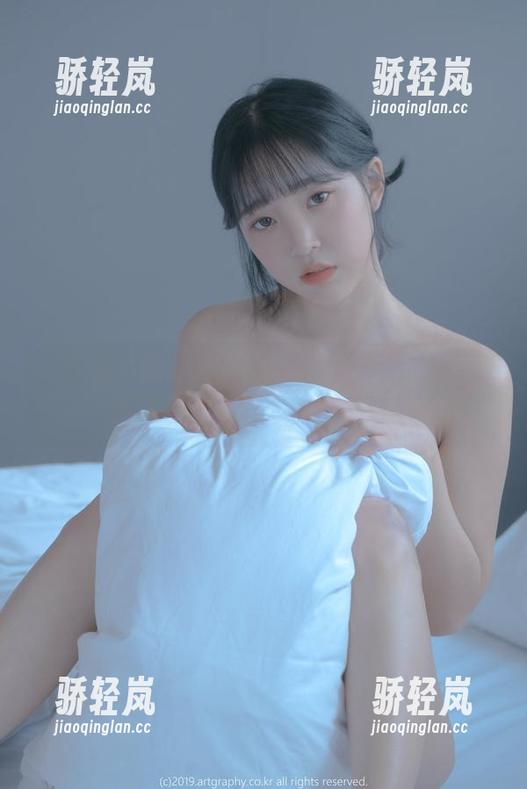 Kang Inkyung 苗条的小腿配上Kang Inkyung的裸足,最新写真为啥让人目不转睛?